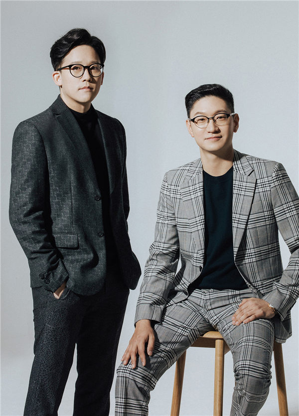(左起) SM娱乐共同代表李圣洙、卓荣俊.jpg